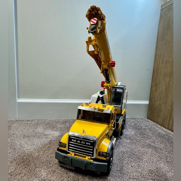 EUC Bruder MACK Granite Liebherr Crane Truck - Picture 4 of 10